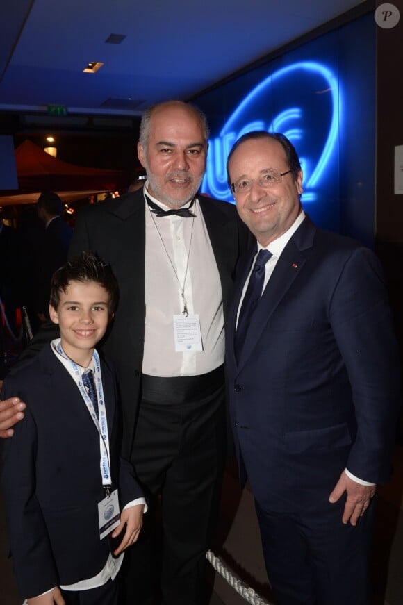 Serge Benaïm (Producteur des Globes de Cristal) et François Hollande lors de la 9e cérémonie des Globes de Cristal au Lido à Paris, le 10 mars 2014.