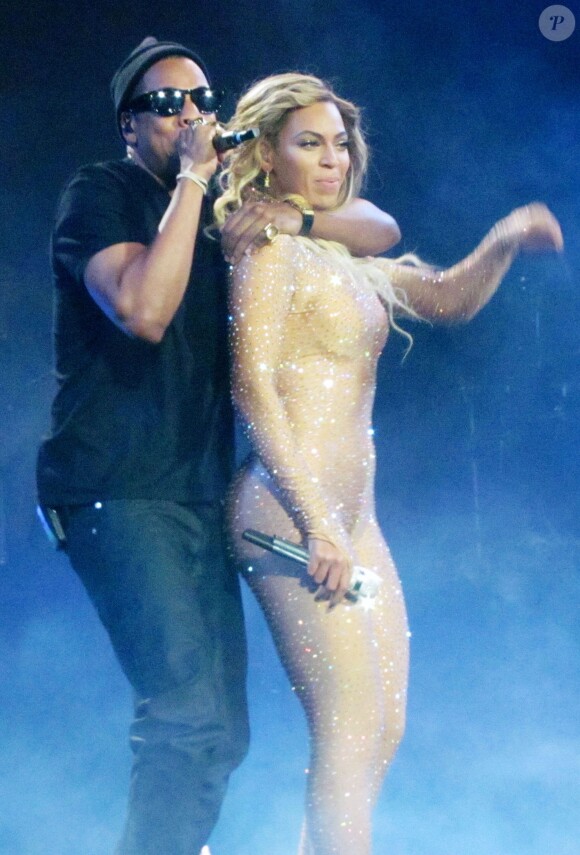 Beyoncé et Jay-Z sur la scène du O2 Arena à Londres, le 6 mars 2014.