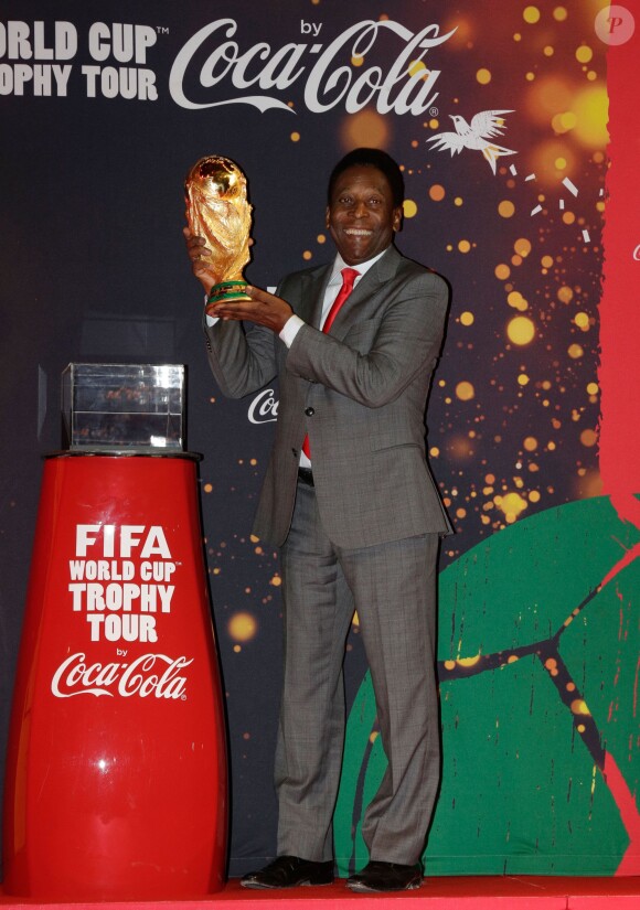 Pelé lors de la soirée de présentation du trophée Jules Rimet, la fameuse coupe du monde, à la mairie de Paris, le 10 mars 2014