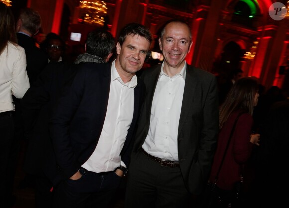 Hervé Mathoux et Laurent Perpère lors de la soirée de présentation du trophée Jules Rimet, la fameuse coupe du monde, à la mairie de Paris, le 10 mars 2014