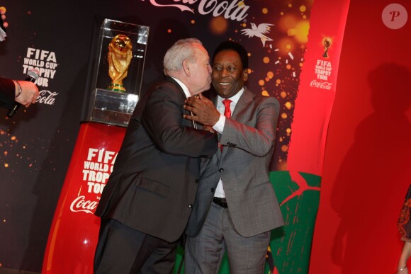 Pelé et Just Fontaine lors de la soirée de présentation du trophée Jules Rimet, la fameuse coupe du monde, à la mairie de Paris, le 10 mars 2014