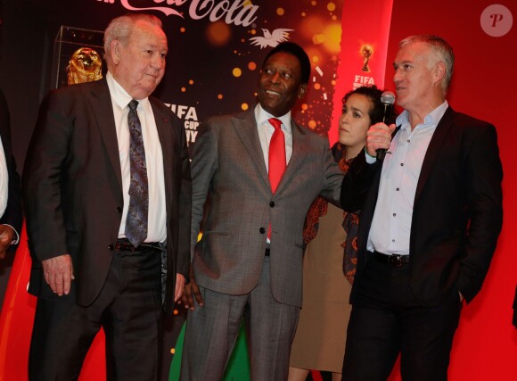 Pelé, Just Fontaine et Didier Deschamps lors de la soirée de présentation du trophée Jules Rimet, la fameuse coupe du monde, à la mairie de Paris, le 10 mars 2014