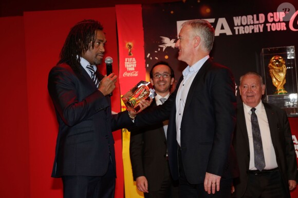 Christian Karembeu et Didier Deschamps lors de la soirée de présentation du trophée Jules Rimet, la fameuse coupe du monde, à la mairie de Paris, le 10 mars 2014