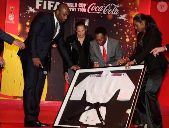 Teddy Riner, Pelé, Laure Manaudou et Malia Metella lors de la soirée de présentation du trophée Jules Rimet, la fameuse coupe du monde, à la mairie de Paris, le 10 mars 2014