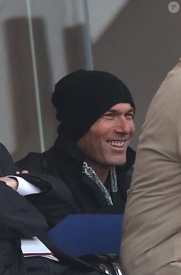 Zinédine Zidane assiste au match d'Enzo Zidane, lors du quart de finale de la Youth League entre le Real Madrid et le PSG au stade Charléty à Paris le 11 mars 2014