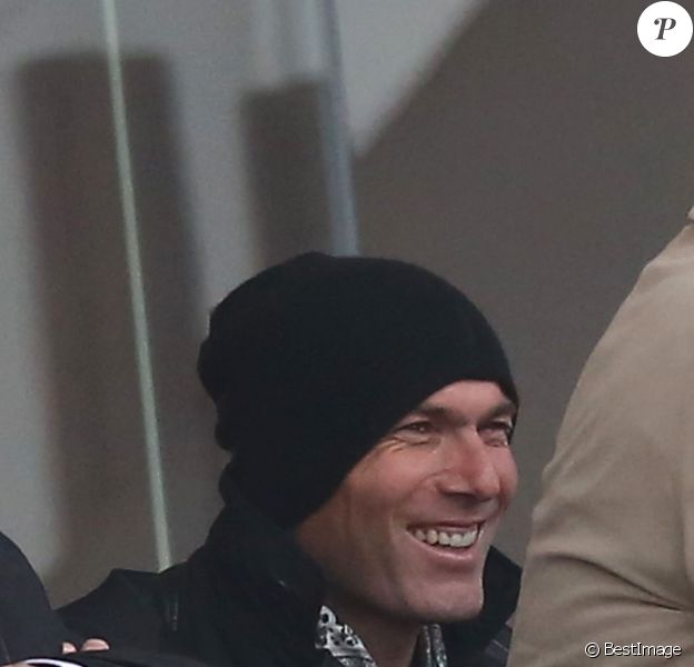 Zinédine Zidane assiste au match d'Enzo Zidane, lors du quart de finale de la Youth League entre le Real Madrid et le PSG au stade Charléty à Paris le 11 mars 2014