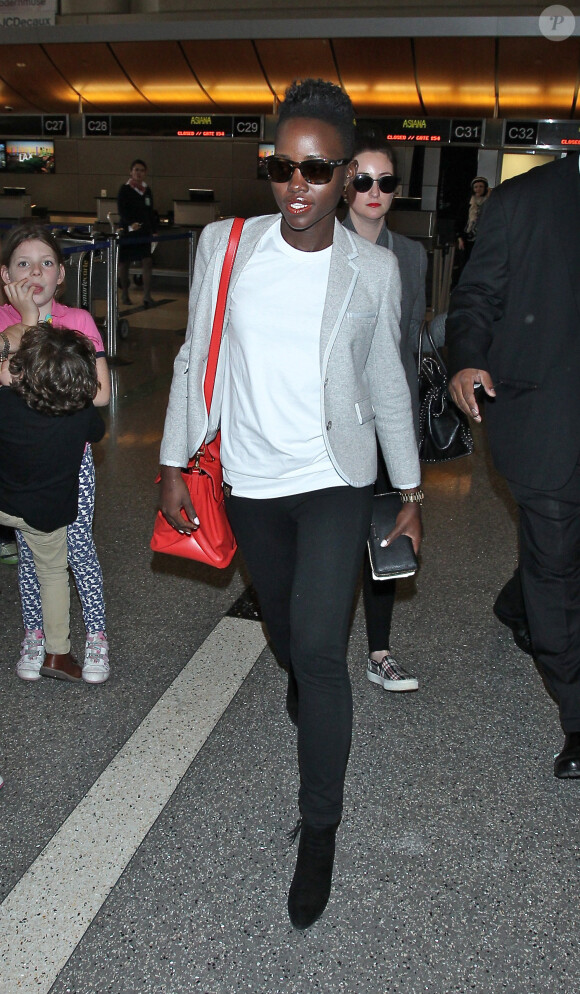 Lupita Nyong'o arrivant à l'aéroport LAX de Los Angeles le 3 mars 2014