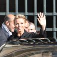 La princesse Charlene de Monaco quitte le défilé de mode "Louis Vuitton", le 5 mars 2014 au Louvre, le premier signé Nicolas Ghesquière, lors de la Fashion Week pr êt-à-porter automne-hiver 2014-2015 de Paris. 