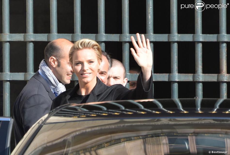 La princesse Charlene de Monaco quitte le défilé de mode &quot;Louis Vuitton&quot;, le 5 mars 2014 au Louvre, le premier signé Nicolas Ghesquière, lors de la Fashion Week pr êt-à-porter automne-hiver 2014-2015 de Paris. 