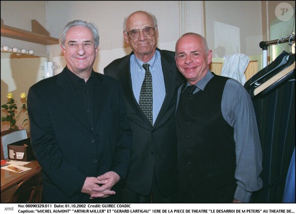 Gérard Lartigau (à droite) avec Michel Aumont et Arthur Miller à Paris le 1er octobre 2002.