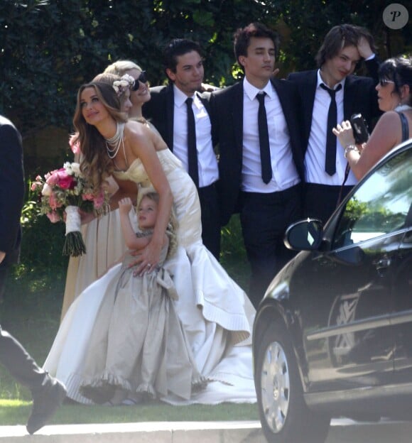 L'épouse de Nikki Sixx, Courtney Bingham, dans sa robe sur mesure lors d'une cérémonie intime au Grey Stone à Beverly Hills, le 15 mars 2014.