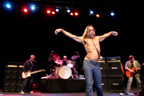 Iggy Pop et Scott Asheton à la batterie en concert avec leur groupe les Stooges à New York, le 9 avril 2007.