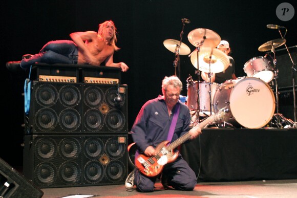Iggy Pop et Scott Asheton à la batterie en concert avec les Stooges à New York, le 9 avril 2007.