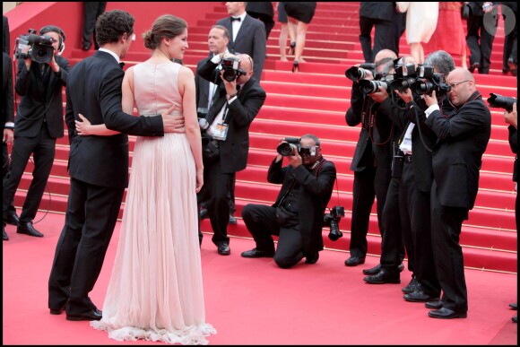 Stefano Accorsi et Laetitia Casta, sur le tapis rouge du Palais des Festivals. Cannes, mai 2011.