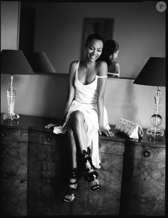 Zoe Saldana, photographiée par Matteo Montanari pour The Edit. Elle porte une robe Preen, des sandales Emanuel Ungaro et un sac Burberry Prorsum.