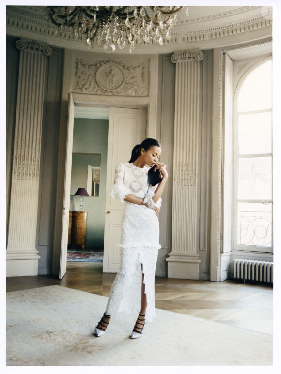 Zoe Saldana, photographiée par Matteo Montanari pour The Edit. Elle porte une robe Alessandra Rich, des chaussures Tabitha Simmons et un sac Jil Sander.
