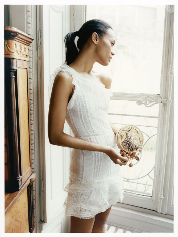 Zoe Saldana, photographiée par Matteo Montanari pour The Edit. Elle porte une robe Isabel Marant et un sac Dolce & Gabbana. 
