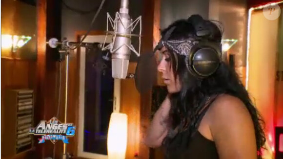 Shanna en studio d'enregistrement dans Les Anges de la télé-réalité 6 sur NRJ 12 le lundi 17 mars 2014