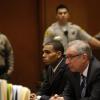 Chris Brown et son avocat Mark Geragos, entendus à la cour criminelle du comté de Los Angeles. Février 2013.