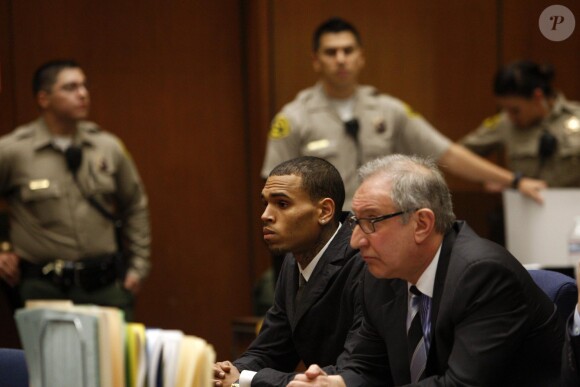 Chris Brown et son avocat Mark Geragos, entendus à la cour criminelle du comté de Los Angeles. Février 2013.