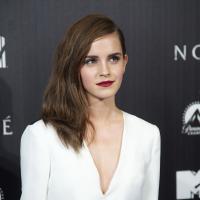 Emma Watson décolletée : Une sublime fashionista face au solitaire Russell Crowe