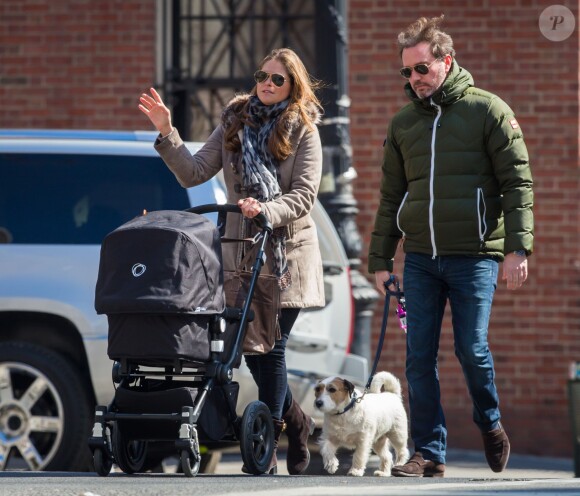 Madeleine de Suède et son mari Chris O'Neill en promenade dominicale avec leur bébé la princesse Leonore et leur chien Zorro, le 9 mars 2014 à New York.