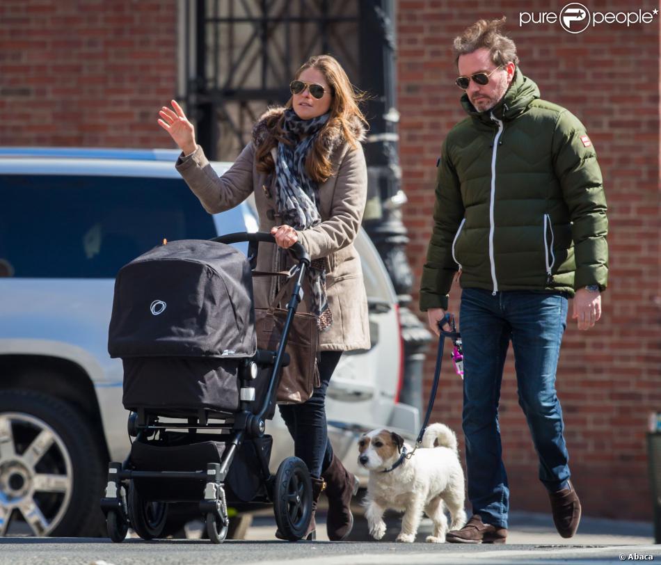  Madeleine de Suède et son mari Chris O&#039;Neill en promenade dominicale avec leur bébé la princesse Leonore et leur chien Zorro, le 9 mars 2014 à New York. 
