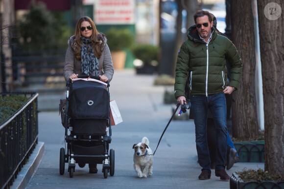 La princesse Madeleine de Suède et son mari Christopher O'Neill en promenade dominicale avec leur bébé la princesse Leonore et leur chien Zorro, le 9 mars 2014 à New York.