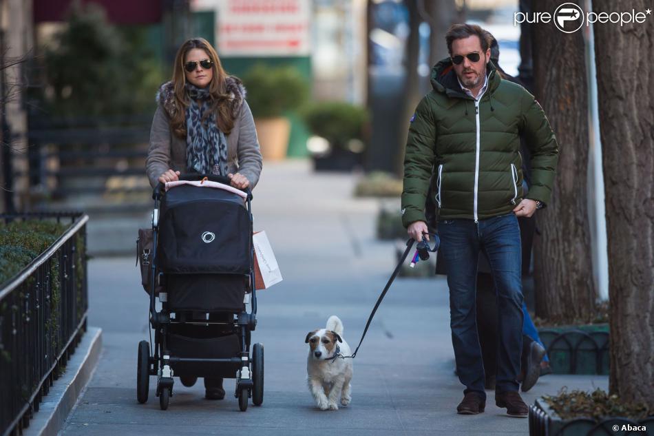  La princesse Madeleine de Suède et son mari Christopher O&#039;Neill en promenade dominicale avec leur bébé la princesse Leonore et leur chien Zorro, le 9 mars 2014 à New York. 
