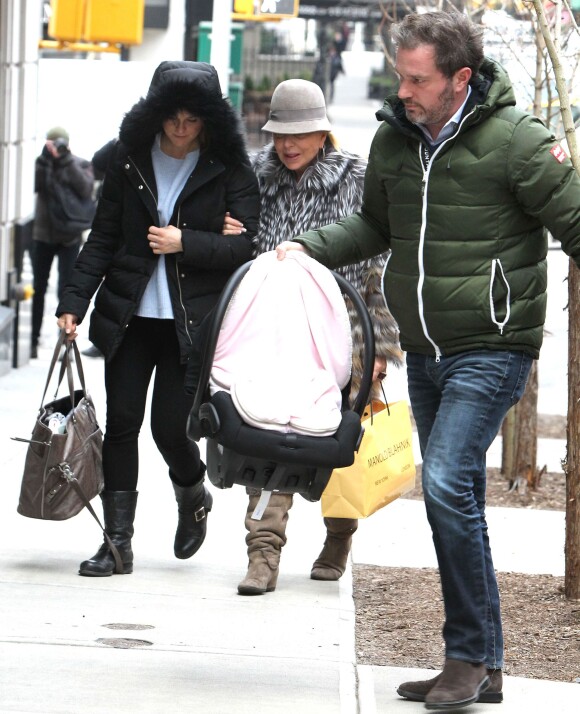 Chris O'Neill, portant la princesse Leonore, avec sa femme la princesse Madeleine de Suède et sa mère Eva O'Neill à New York le 27 février 2014 pour la première visite de la princesse Leonore, âgée d'une semaine, chez le pédiatre.
