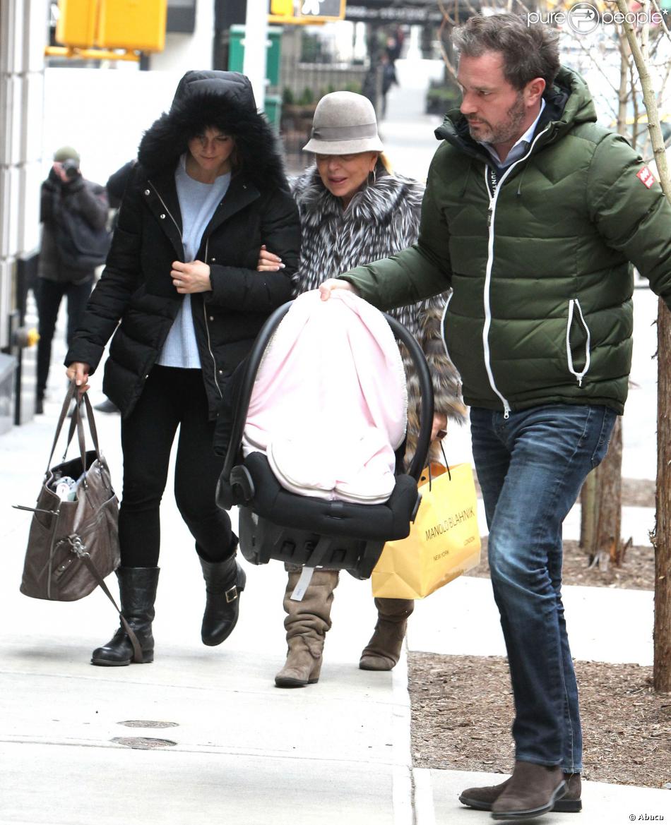  Chris O&#039;Neill, portant la princesse Leonore, avec sa femme la princesse Madeleine de Suède et sa mère Eva O&#039;Neill à New York le 27 février 2014 pour la première visite de la princesse Leonore, âgée d&#039;une semaine, chez le pédiatre. 