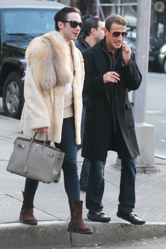 Johnny Weir (à gauche) et son mari Victor Voronov à New York, le 1er janvier 2012.