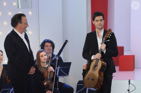 Jean Reno, Milos Karadaglic lors de l'enregistrement de l'émission "Vivement Dimanche" à Paris le 19 mars 2014. L'émission sera diffusée le 23 mars sur France 2