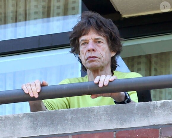 Mick Jagger prend l'air sur le balcon de son hôtel à Boston, Massachusetts, le 15 juin 2013.