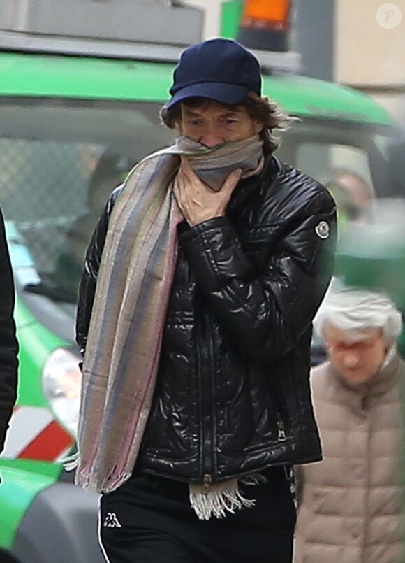Exclusif - Mick Jagger se promène avec un ami dans les rues de Paris. Le 27 octobre 2012.