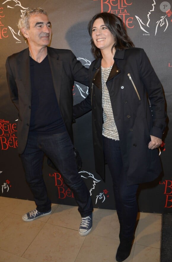 Raymond Domenech et sa compagne Estelle Denis lors de la première de Vincent Niclo à la tête de la comédie musicale "La Belle et la Bête" au théâtre Mogador à Paris le 20 mars 2014