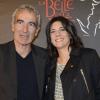 Raymond Domenech et sa compagne Estelle Denis, complices et amoureux lors de la première de Vincent Niclo à la tête de la comédie musicale "La Belle et la Bête" au théâtre Mogador à Paris le 20 mars 2014