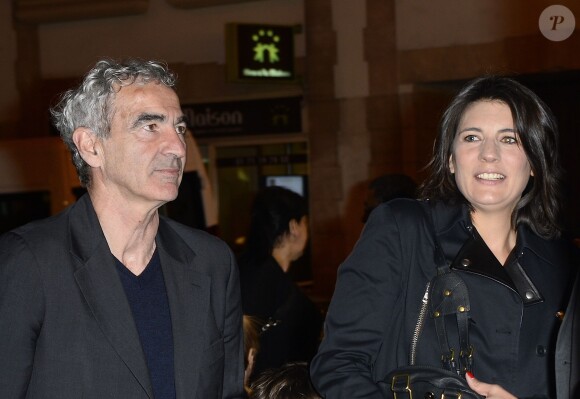 Raymond Domenech et sa compagne Estelle Denis lors de leur arrivée à la première de Vincent Niclo à la tête de la comédie musicale "La Belle et la Bête" au théâtre Mogador à Paris le 20 mars 2014