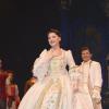 Vincent Niclo et Marion Taris entourés de la troupe de la comédie musicale "La Belle et la Bête" au théâtre Mogador à Paris le 20 mars 2014