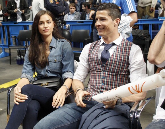 Irina Shayk n'avait pas l'air ravie en accompagnant son homme Cristiano Ronaldo au match de basket en Euroligue entre le Real Madrid et le CSKA Moscou, le 20 mars 2014 au Palais des Sports de Madrid