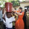 La princesse Victoria de Suède visitant un projet de WaterAid, dont elle est la marraine, à Kigamboni lors de sa visite officielle en Tanzanie, le 20 mars 2014.
