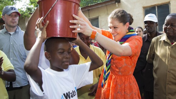 Princesse Victoria : Une cascade de sourires et de couleurs en Tanzanie