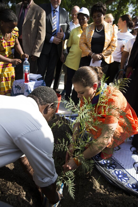 La princesse Victoria de Suède a rencontré la population et a visité les installations réalisées par l'organisation WaterAids à Dar es Salaam et Kigamboni, le 20 mars 2014. Grâce aux installations, la population peut avoir de l’eau potable. La princesse est en voyage officiel du 17 au 21 mars accompagnée de la ministre du commerce Ewa Bjorling au Ghana et ensuite en Tanzanie. Ce voyage a pour but d’améliorer les relations bilatérales avec le Ghana et la Tanzanie et augmenter le commerce entre la Suède et ces 2 pays. Elles rencontreront le président et le ministre du commerce de chacun des pays  WaterAids patron Crown Princess Victoria of Sweden flanked by Swedish Minister for Trade Ewa Bjorling visits Dar es Salaam and Kigamboni to see what difference WaterAids work makes and to meet people who have got better living with clean water and hygiene. Minister for Trade Ewa Bjorling and Crown Princess Victoria are on a joint promotional trip to Ghana and Tanzania on 17-21 March. The purpose of the visit is to further deepen the bilateral relations with Ghana and Tanzania, and to increase trade with both countries. Particular focus will be on young entrepreneurship. Crown Princess Victoria and Ewa Bjorling will meet the president and trade minister of each country.20/03/2014 - Dar es Salaam