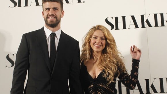 Shakira : Poitrine en avant au côté du beau Gérard, elle présente son album
