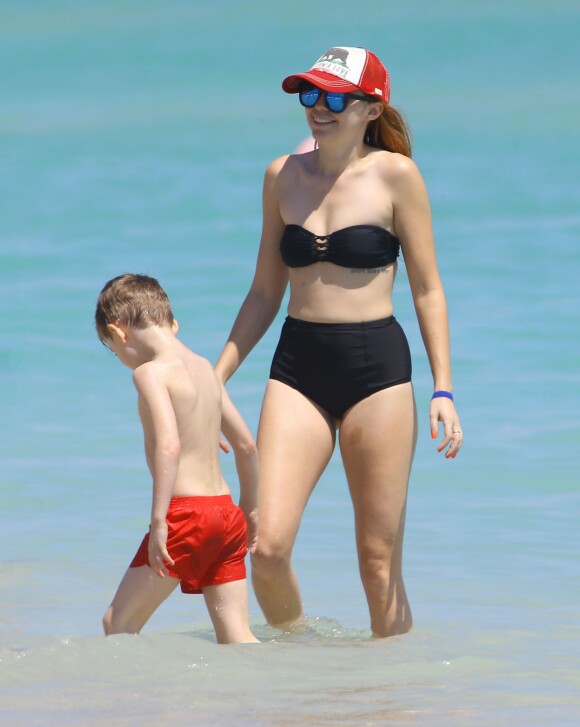 Brandi Cyrus profite du soleil en famille sur une plage à Miami, le 21 mars 2014.