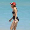 Brandi Cyrus profite du soleil en famille sur une plage à Miami, le 21 mars 2014.