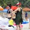 Brandi et Noah Cyrus profitent du soleil en famille sur une plage à Miami, le 21 mars 2014.