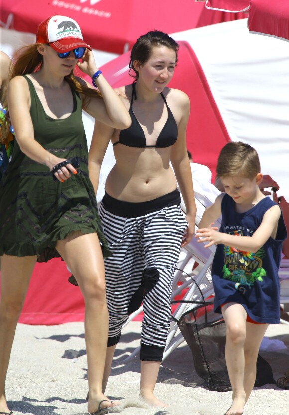 Brandi et Noah Cyrus profitent du soleil en famille sur une plage à Miami, le 21 mars 2014.