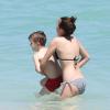 Tish Cyrus et ses filles Brandi et Noah profitent du soleil en famille sur une plage à Miami, le 21 mars 2014.