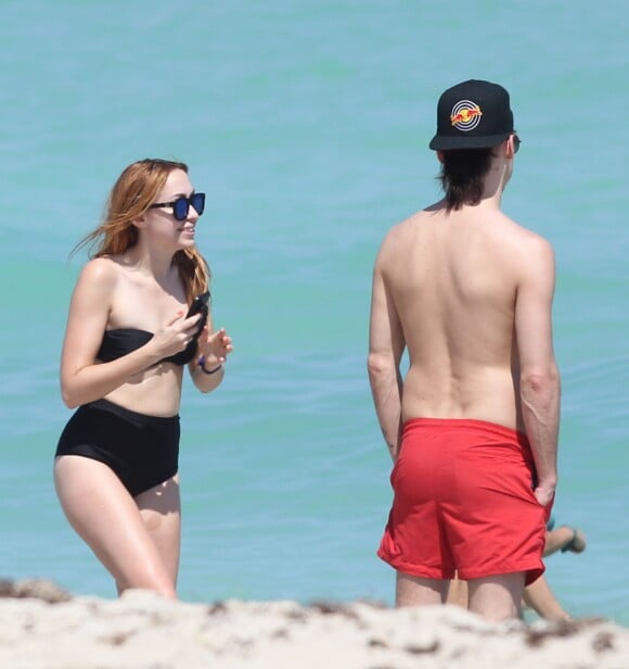 Tish Cyrus profite du soleil en famille sur une plage à Miami, le 21 mars 2014.